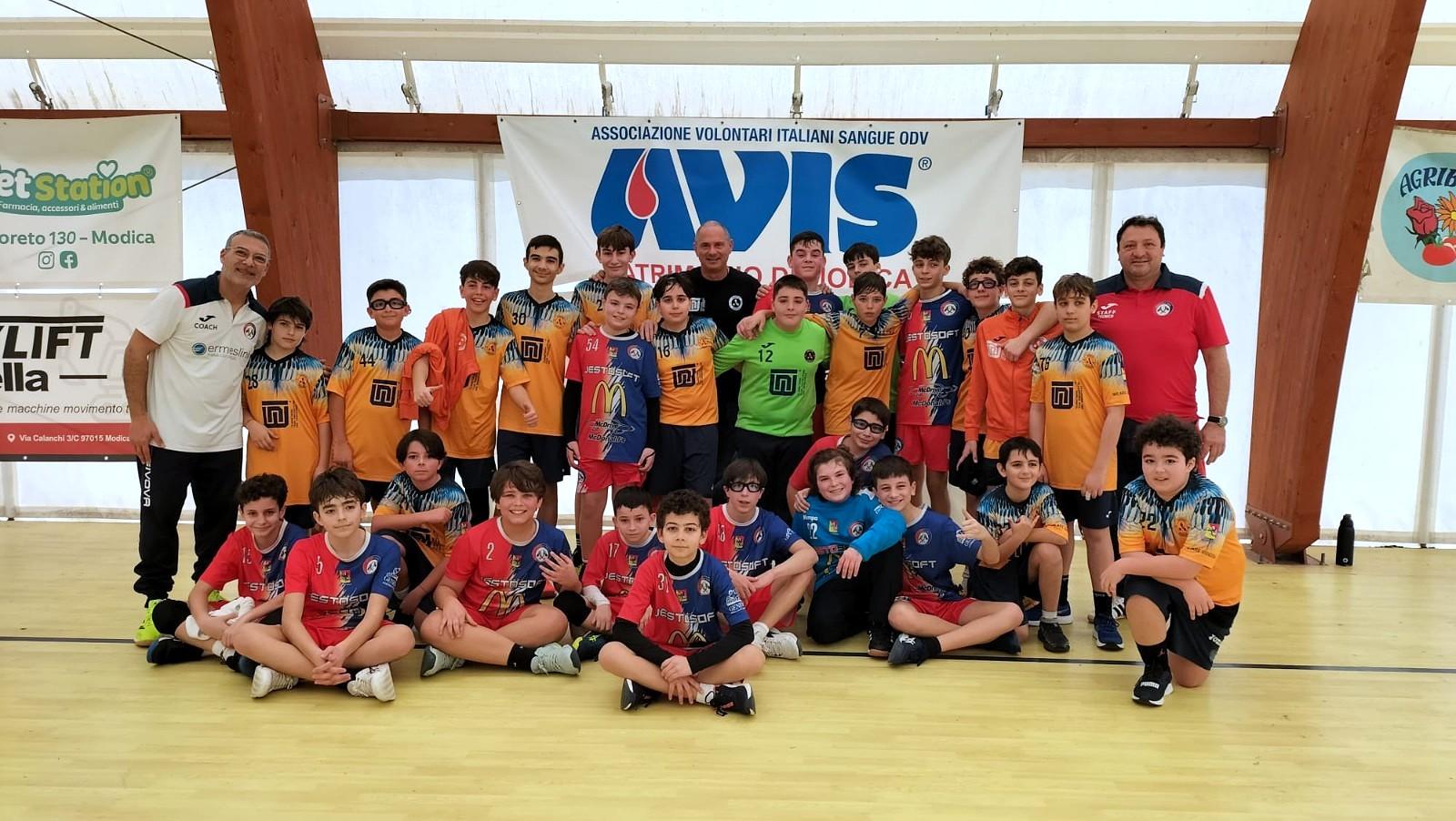 piccoli rosso blu dell'under 14 maschile crescono