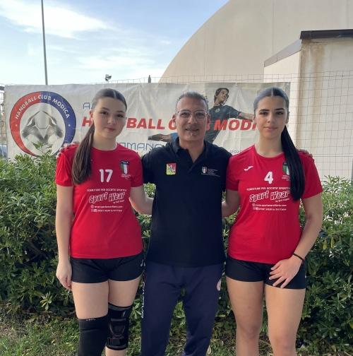 https://www.handballmodica.it/wp-content/uploads/2026/04/incardona-mister-parisi-dinatale_500_opt-1.jpg